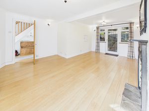 LIVING ROOM- click for photo gallery